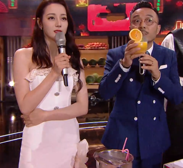 热巴直播时被求婚，汪涵慌忙抓住男人手腕，谁