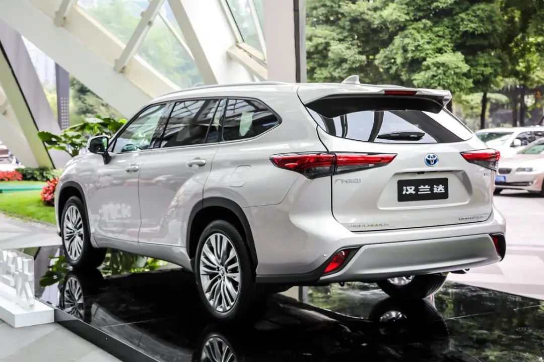 丰田“大内斗”，汉兰达对付皇冠陆放有王炸？