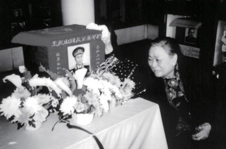 王近山前妻不顾家人反对，坚决参加其葬礼，太伤心不到一周也离世