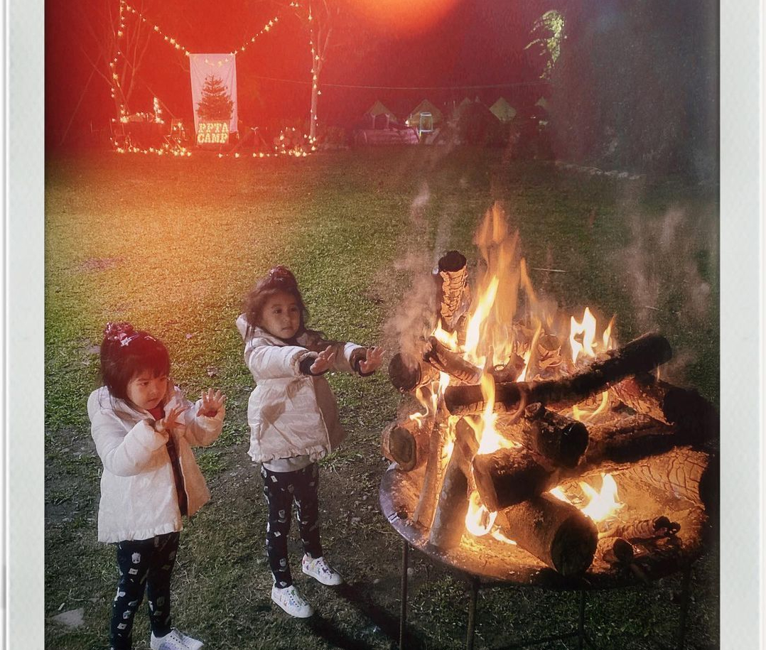 贾静雯一家五口出游，放肆晒梧桐妹正脸，身高超过妈模样却太像爸