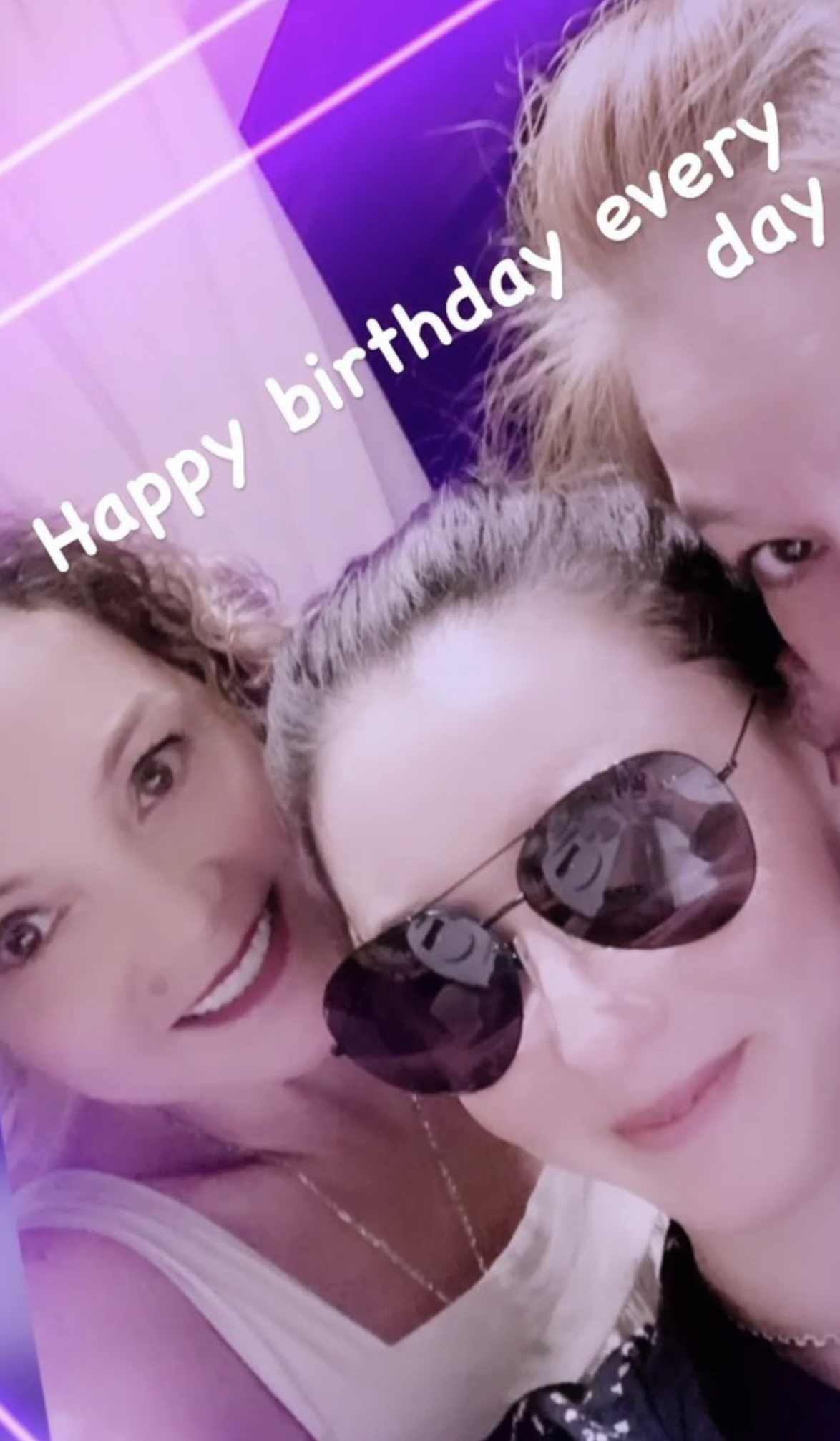 張柏芝為母親慶祝60歲生日，曬照秀母女情深，視母親為人生榜樣