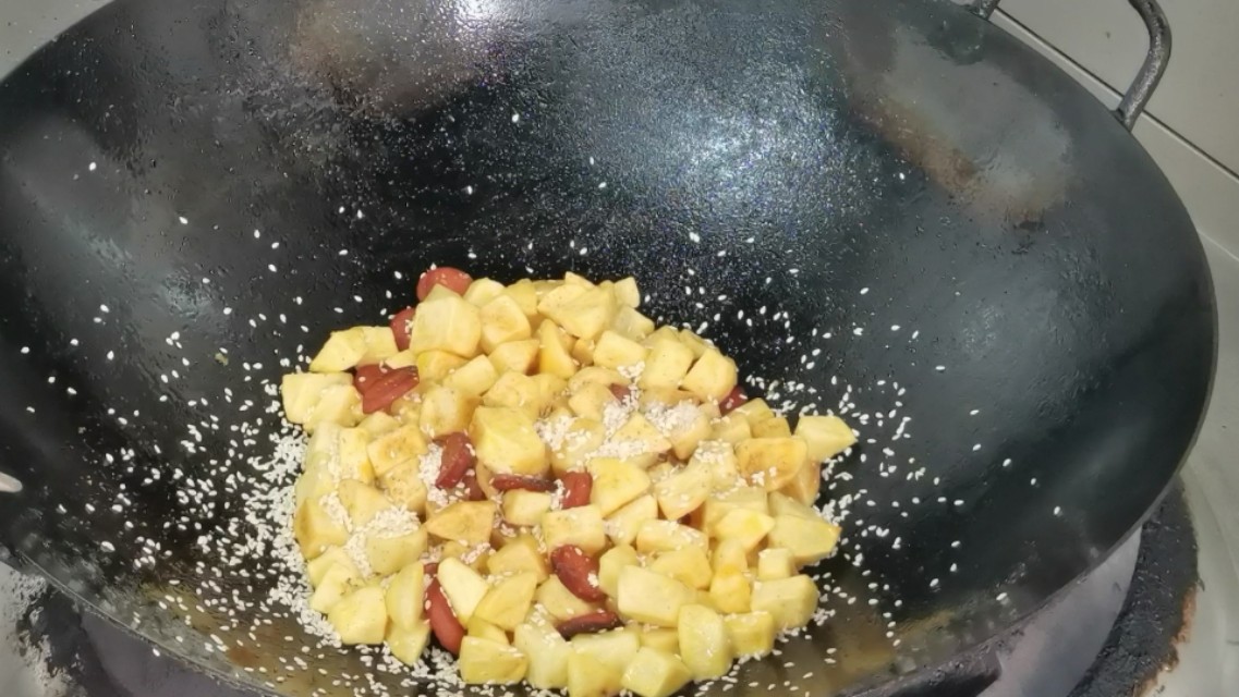 土豆用这种方法做，外酥里软，美味可口，既可以是菜也可以当零食