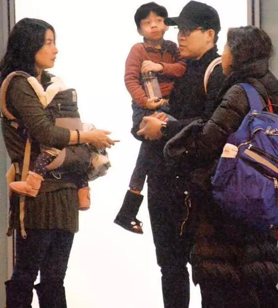 郭晶晶一家一如既往地低调出国旅游，全程无保