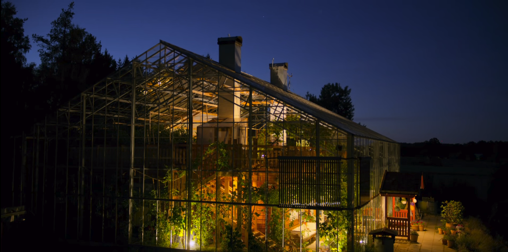 瑞典夫妻花12年为自闭症儿子建了座玻璃城堡：所