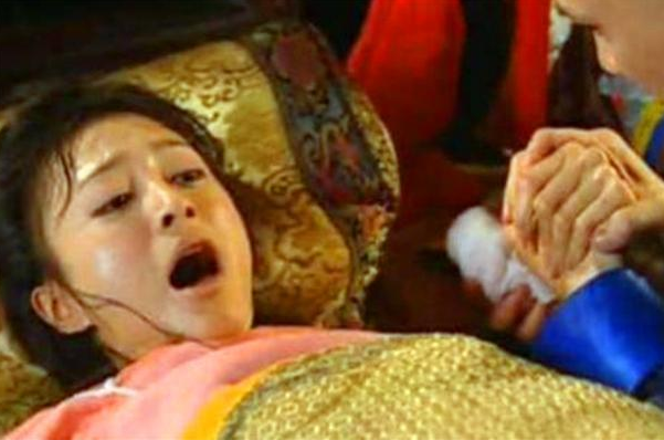 清代女子难产昏厥，误认已死封棺安葬，200年后