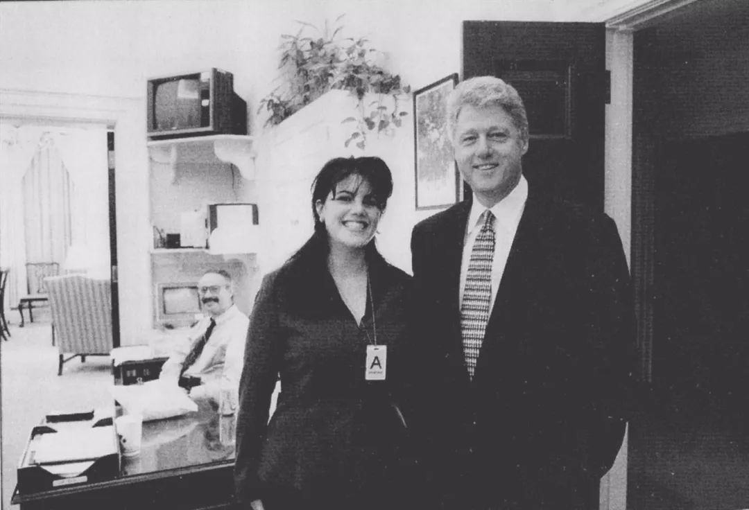 莱温斯基：1996年3月，克林顿将一根雪茄放进她体内，酿成了大祸