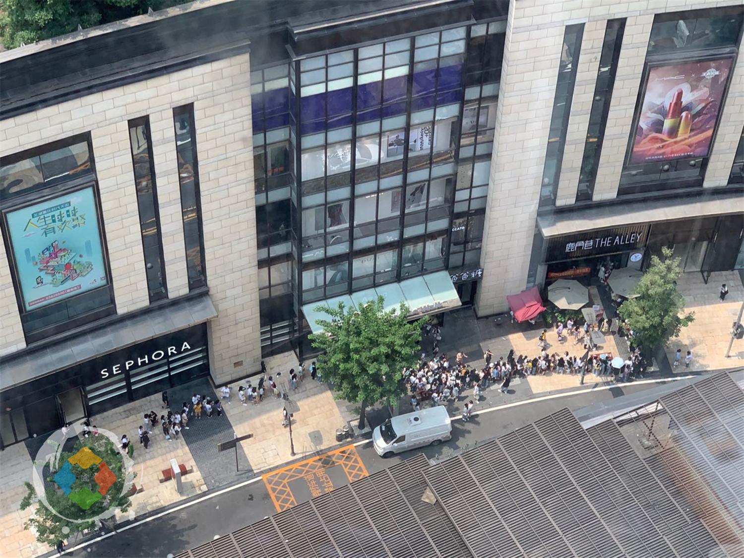 重庆奶茶店被追星族包围，门前水泄不通，都是来看谁的？