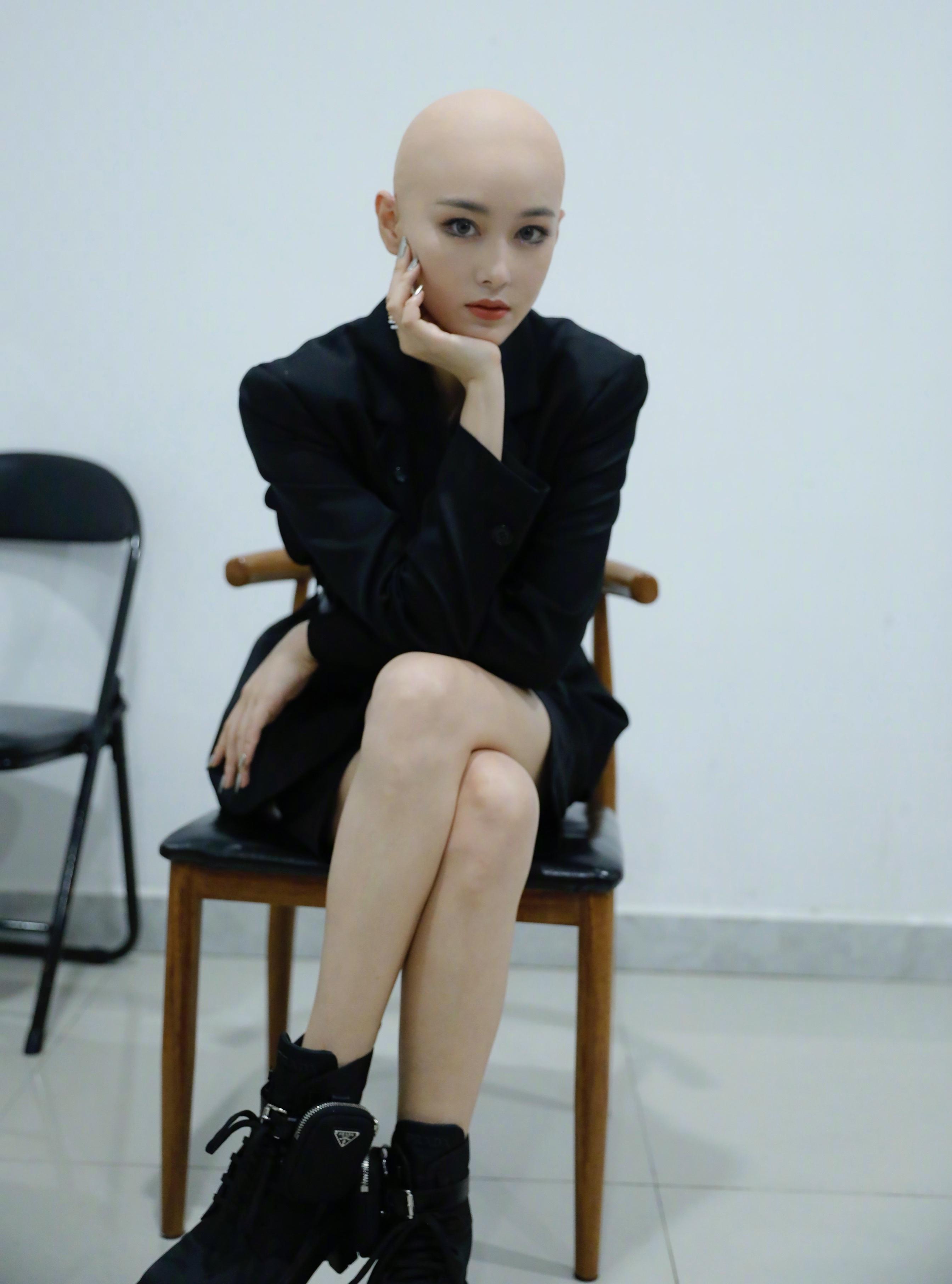 张馨予晒光头造型直冲热搜女神仗着高颜值真是无所畏惧啊