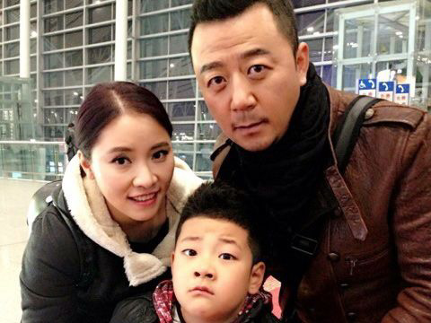 郭涛罕晒9岁女儿，五官像爸打扮显土气，13岁哥哥逆袭成帅哥