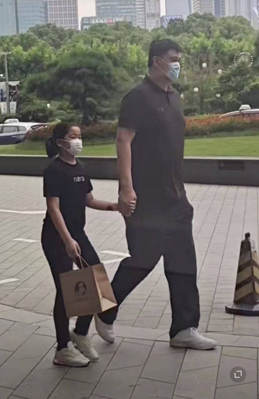 姚明与女儿牵手逛街，11岁姚沁蕾身高到爸爸胸部，一双腿又细又长