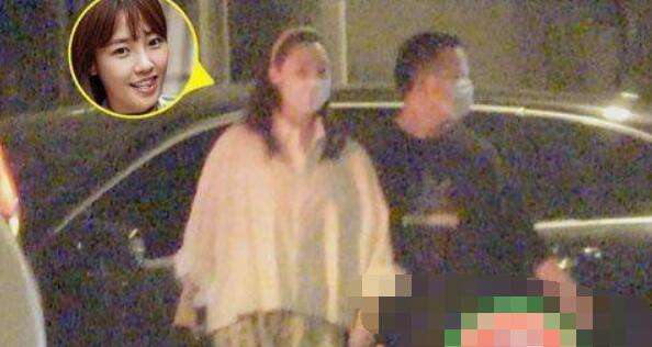 白百何再爆新恋情！深夜被神秘男子搂腰举止亲