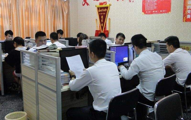 职场中，见不得你风光的小人，往往有这三个特质，不要和小人深交