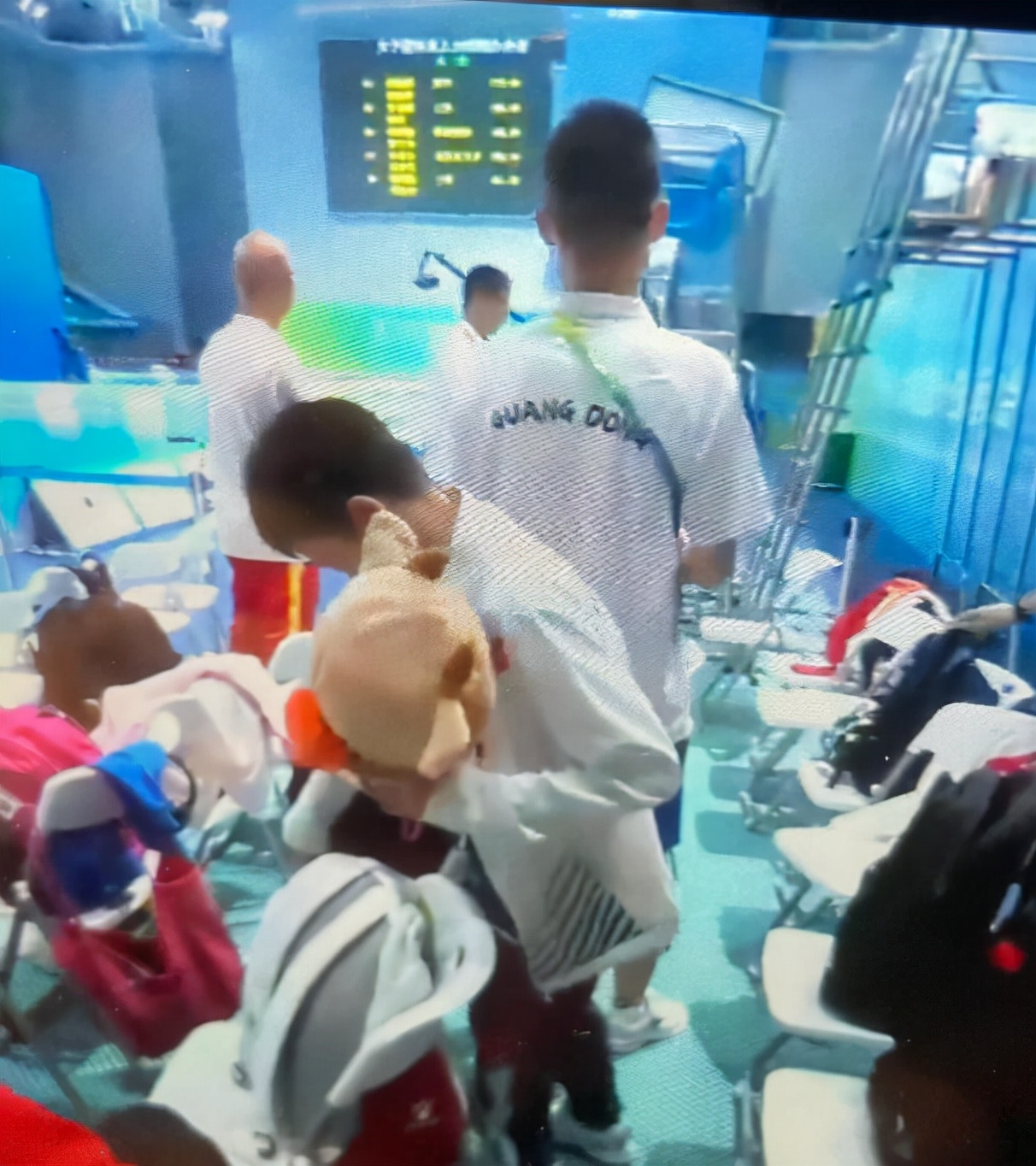 霸气！全红婵夺首金很平静！颁奖时一直玩玩具，4天后她冲第二金