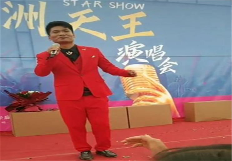 “亚洲天王”在大衣哥家乡举办演唱会，跑车保镖护送，十分大牌