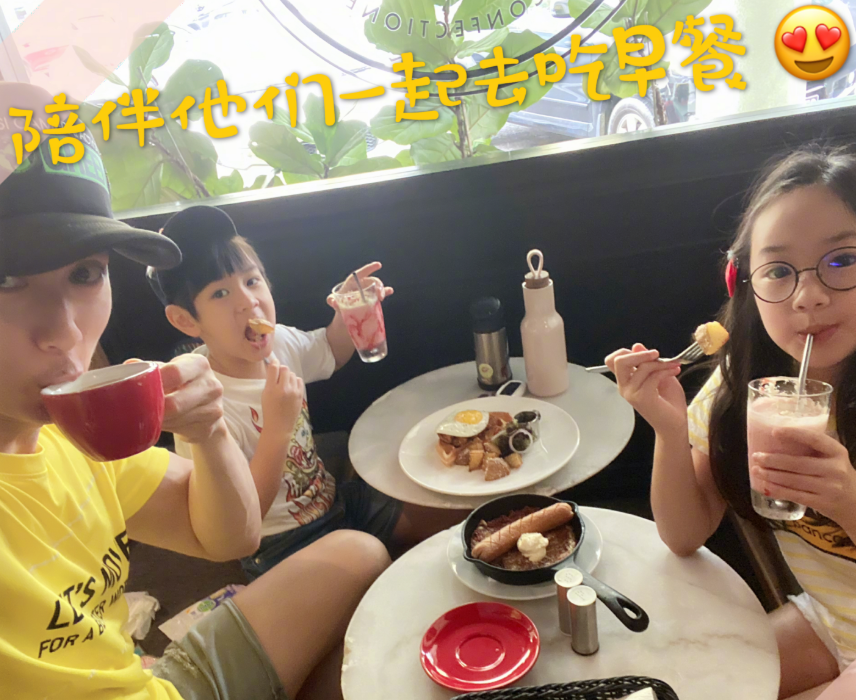 吴尊再晒NeiNei日常照，颜值越来越漂亮，我却关注弟弟的牙