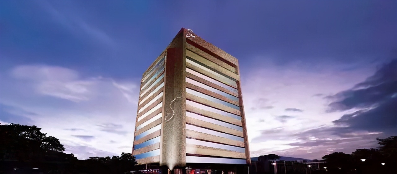 大S婆婆曬全家福，和大S同框似姐妹，兒子兒媳抱小孩顯甜蜜