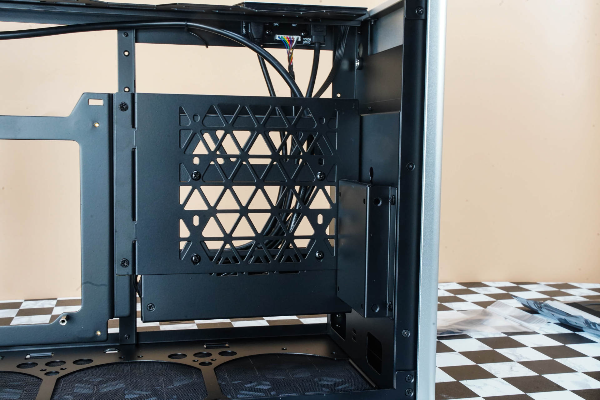 办公电脑也要高颜值，帮闺蜜组装电脑，我自己却爱了