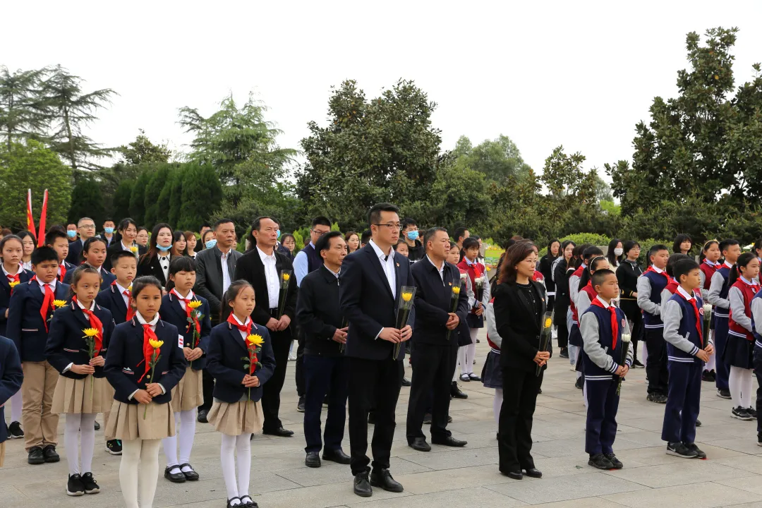 缅怀革命先烈传承红色基因丨天府新区华阳小学清明节开展祭扫活动