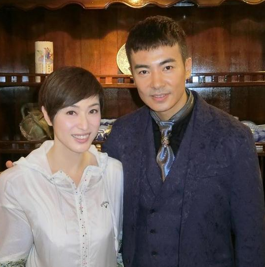 她情路坎坷：被李嘉欣老公抛弃，周慧敏老公抛