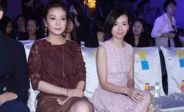 41歲趙薇與37歲董洁同框出席活動，只差4歲一個像少女一個像大媽