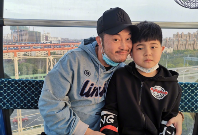 沙溢陪兒子上課，樓道里幹啃麵包還躲門外偷聽，卑微又真實