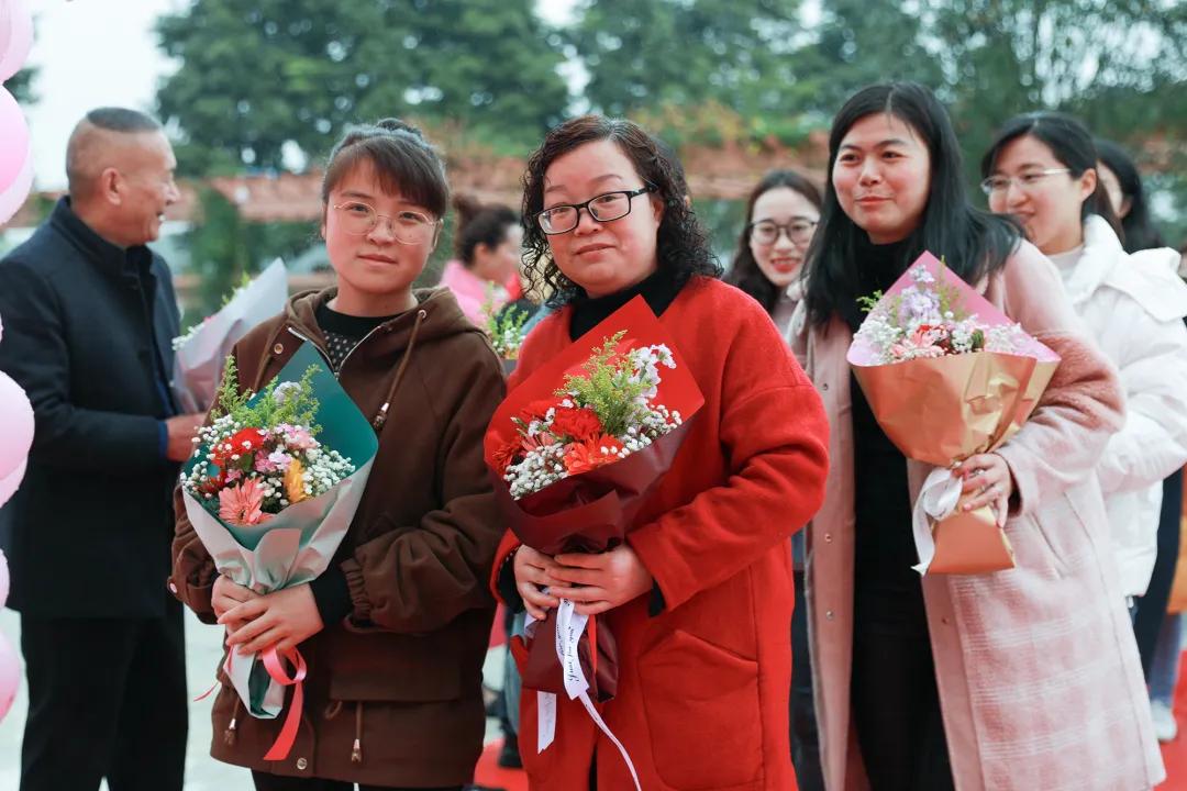 老师，您笑起来真好看——记双流区金桥小学“三八”妇女节活动