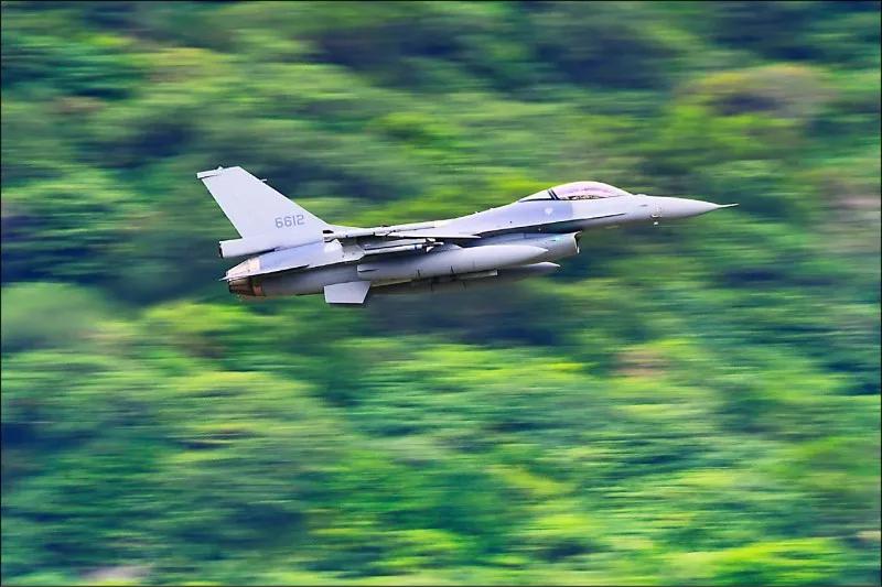 台灣首支F-16V作戰隊月底完成交接，台軍官員叫囂：絕對有能力對抗殲-20