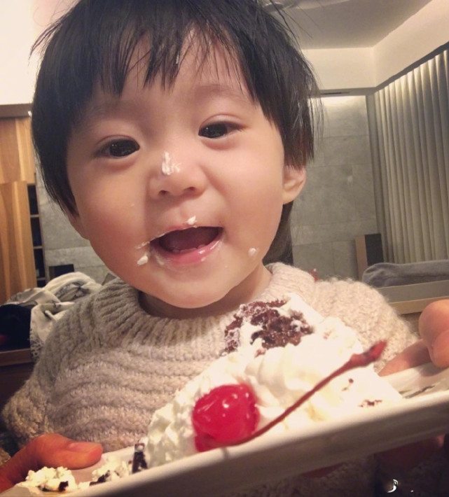 贾静雯庆女儿满6岁，咘咘生日愿望是疫情消失，全家人健健康康