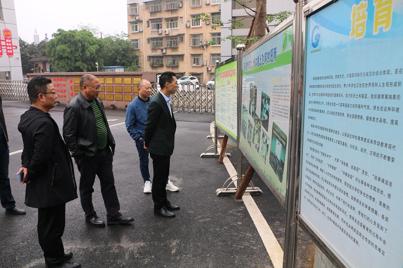 宜宾市南溪区教体局党委书记、局长何照强一行到桂溪中学检查指导工作