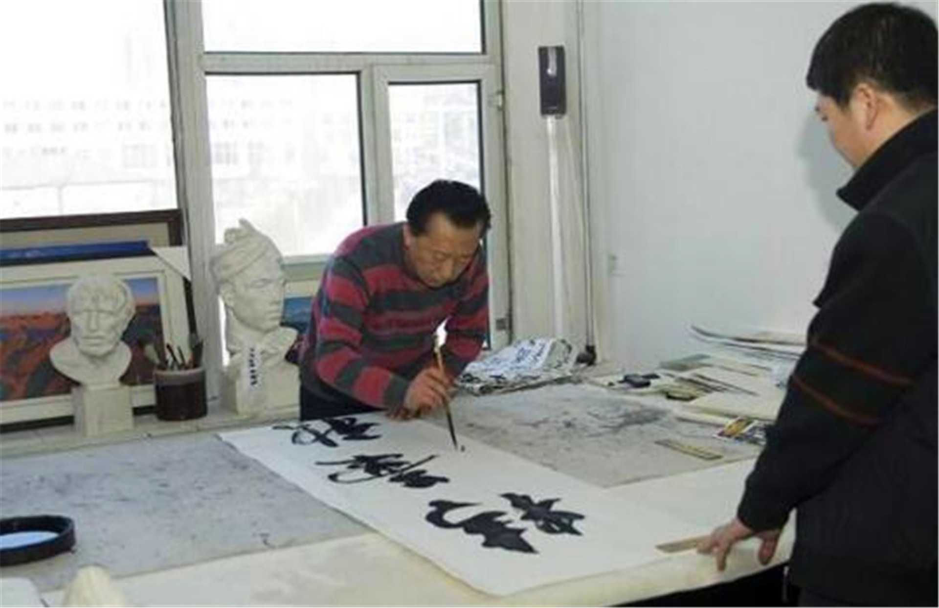 “铁人”王进喜47岁病逝，死后葬进八宝山，5个子女现状如何？