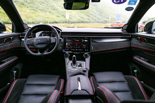 全系搭载2.0T+8AT 精致的轿跑SUV 试驾体验领克05