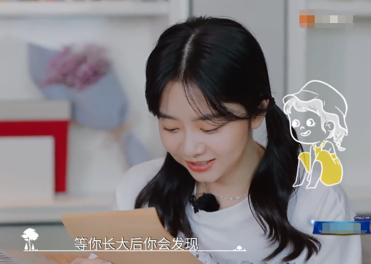 谭松韵给小时候自己写信，读信时笑得灿烂，一