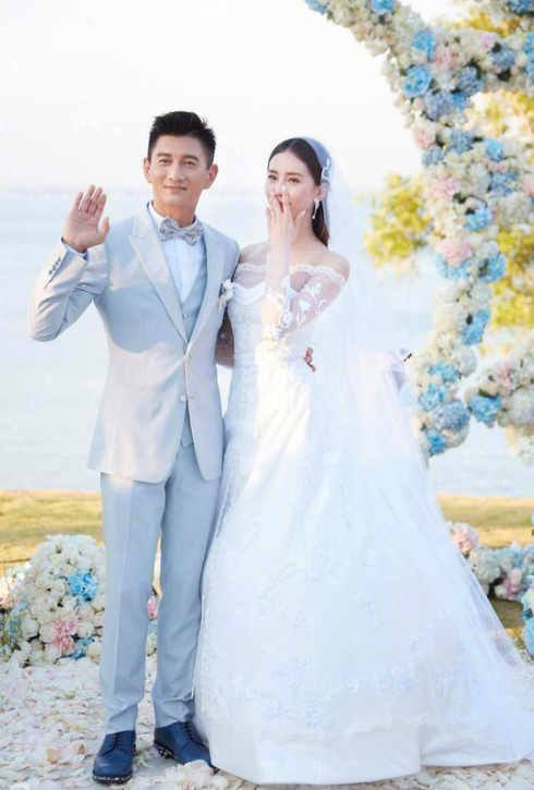 吴奇隆携一家三口出游，刘诗诗蹲着与儿子互动，步步全身照首曝光