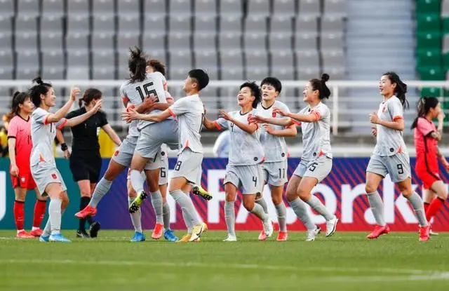 武汉伢王霜点球！中国女足2比1韩国女足，下一回合转战苏州……