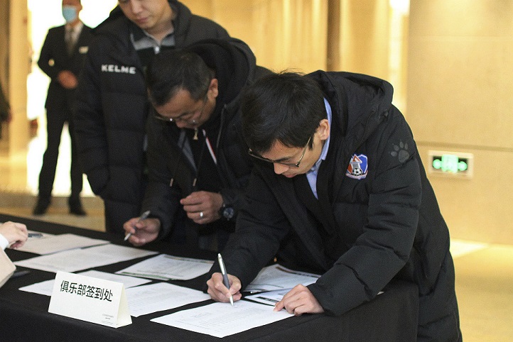 球员收入一夜间回到中超元年 中国足协限薪新政这次会奏效吗？