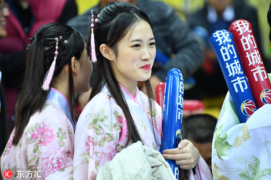 靓丽女球迷现身观战CBA(仙女组团来观战啦？CBA广厦主场看台小姐姐抢镜)