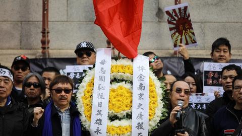 香港市民在日本领馆前举国旗示威 焚烧战犯照片