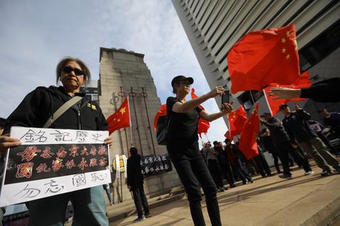 香港市民在日本领馆前举国旗示威 焚烧战犯照片