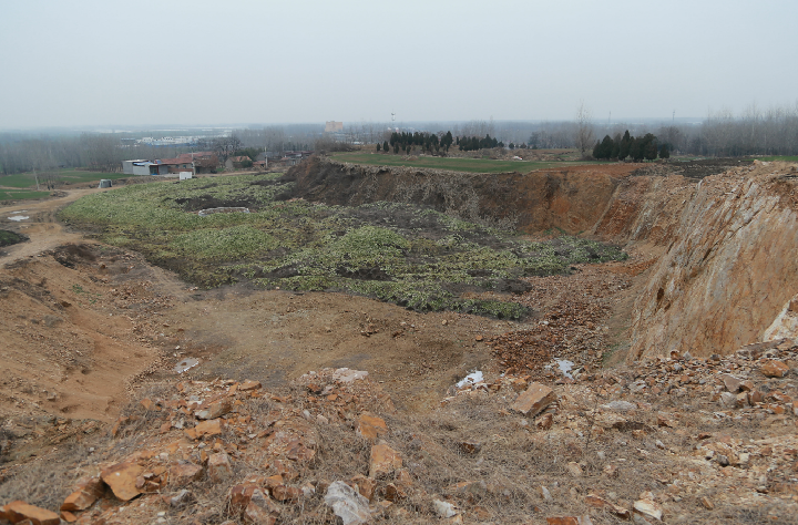 挖掘作业距汉墓中心仅20米，村民住房出现裂缝……“造地”如何变挖山？