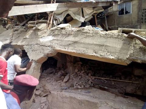 尼日利亚一座三层建筑物倒塌 100多人被埋