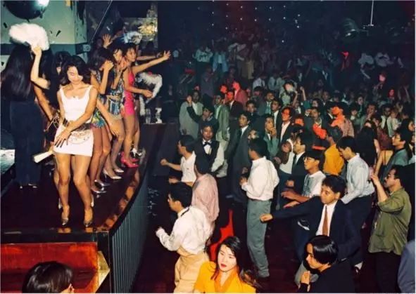 炒房！援交！送女友礼物只送卡地亚金戒！90年代日本人有钱到连美国都不放在眼里！