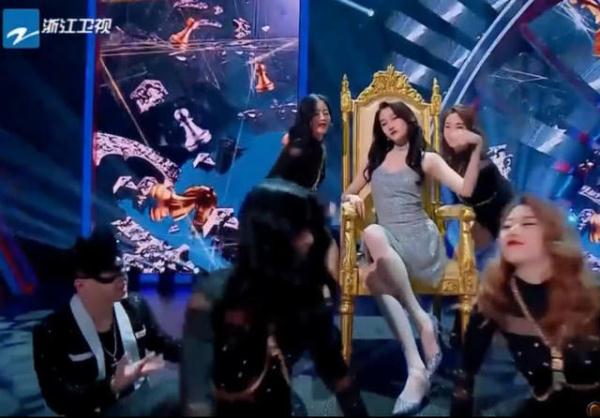 Dream of Guan Xiaotong COS shows classical movement, "Press skirt to place " Jing is colourful entire network, netizen: Envy Lu Han