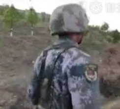 Want to eat fried chicken to be rancorred by the monitor: Buy a hammer! The grievance expression of elder brother of arms taking money is very lovely