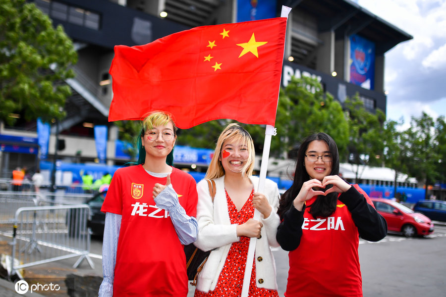 06德国世界杯女足合影(德国女足VS中国女足赛前 双方球迷场外聚集举国旗造势)