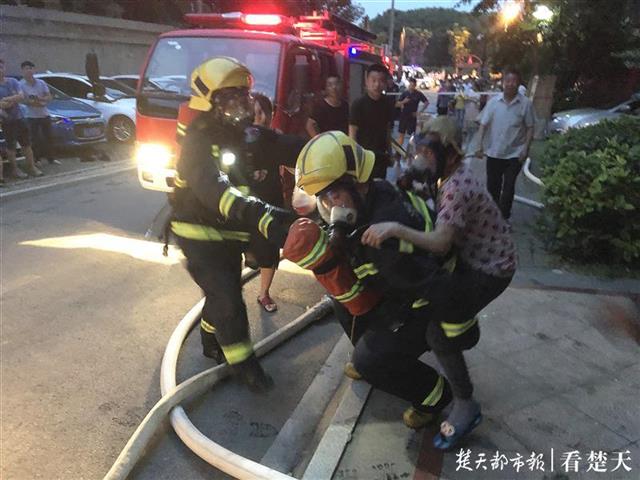 光谷一居民楼起火，消防员把氧气面罩让给老奶奶背她下楼