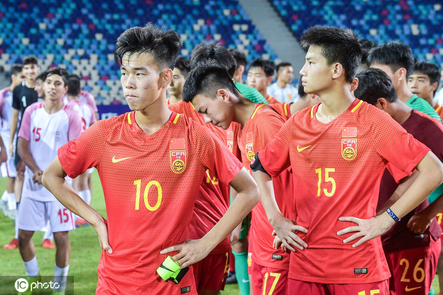 男足u15vs伊朗u15直播(U15锦标赛中国1-2伊朗排名垫底，队员们球衣蒙脸十分低落)