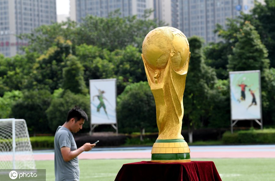 大力神杯图片(振兴国足！“大力神杯”亮相重庆球场，闪闪发光激励中国少年)