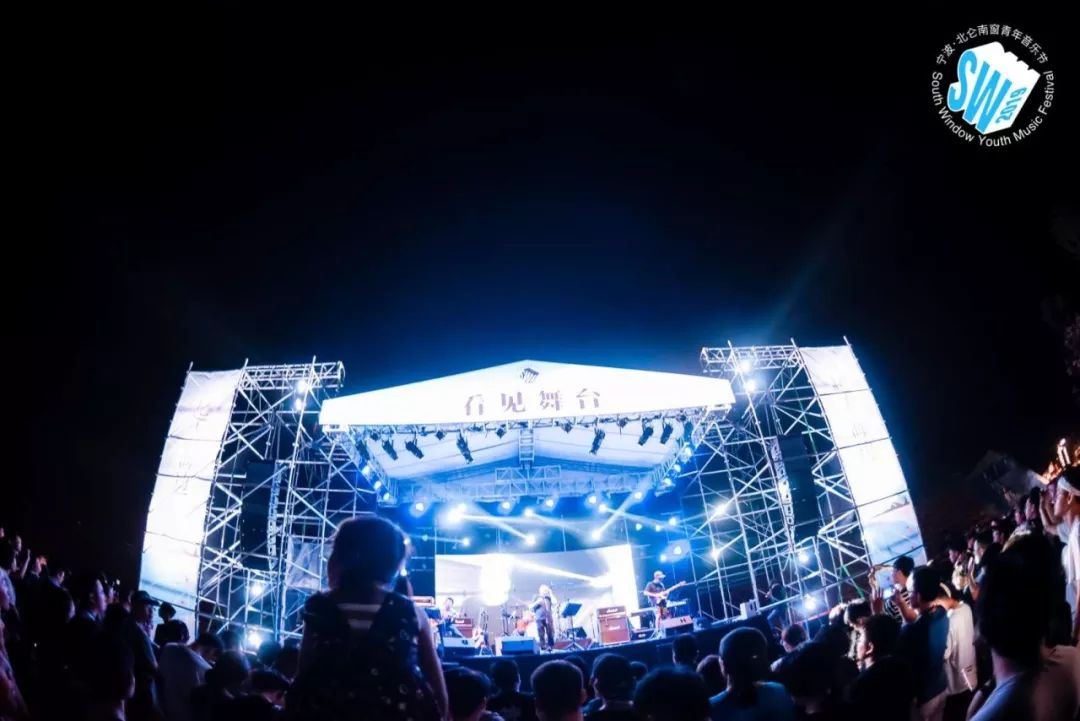 Zhao Lei, sound plays, · · · is 9 Lian Zhen's people, Kangmushi this night sky drew a chic moon