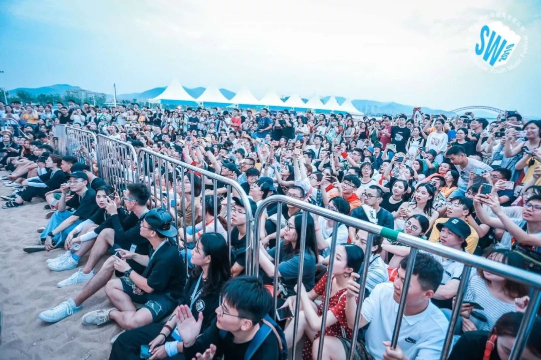 Zhao Lei, sound plays, · · · is 9 Lian Zhen's people, Kangmushi this night sky drew a chic moon