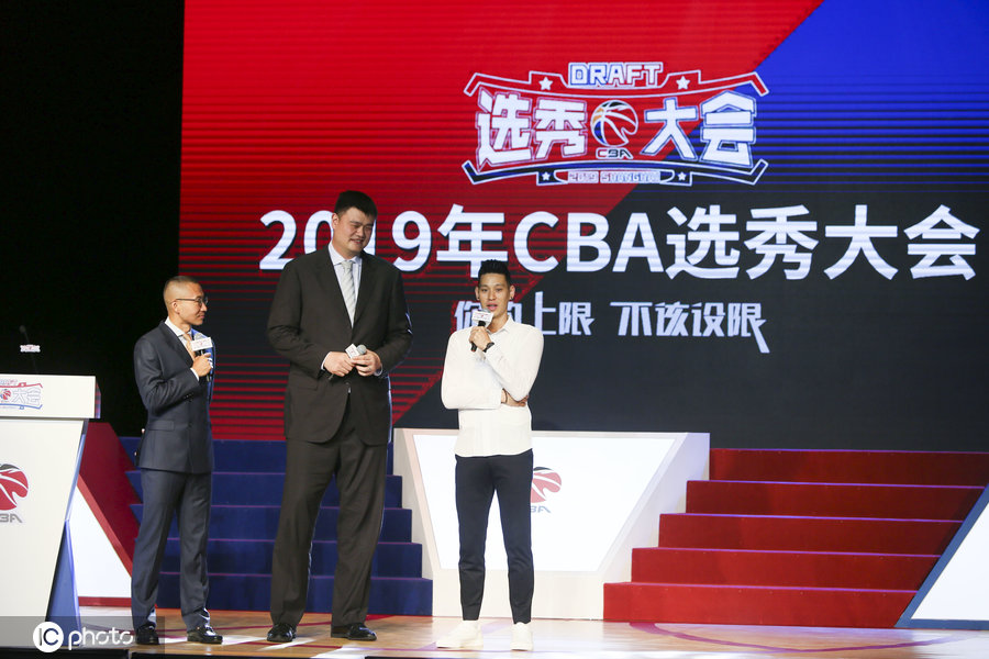 姚明、林书豪上榜(CBA选秀大会现场，林书豪与姚明同框秒变小矮人)